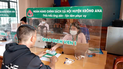 Ngân hàng chính sách xã hội huyện hỗ trợ vay vốn cho các hộ nghèo, hộ cận nghèo